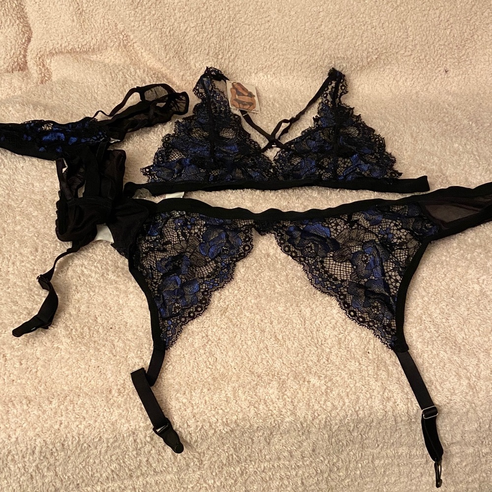 Elegant Lace Lingerie Set in Black and Blue NWT